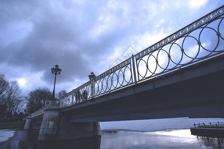 冬天河上的石桥色调图片