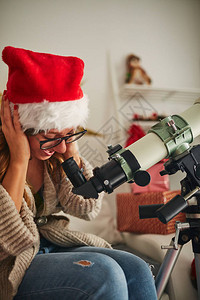 圣诞节新年的快乐与天文学望远图片