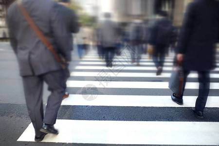 城市中模糊的商人横越街口大都会图片