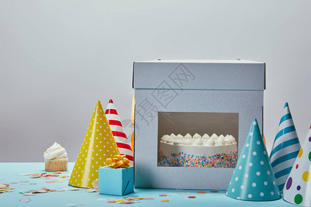 生日蛋糕党帽礼物和纸杯蛋糕放在灰图片
