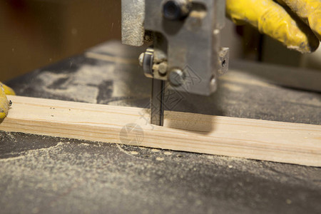木匠在机器上工作与木制品造木匠在机床上切割各图片
