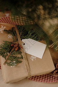 优雅复古圣诞礼品盒上的空白礼品手工装饰的圣诞礼物特写小图片