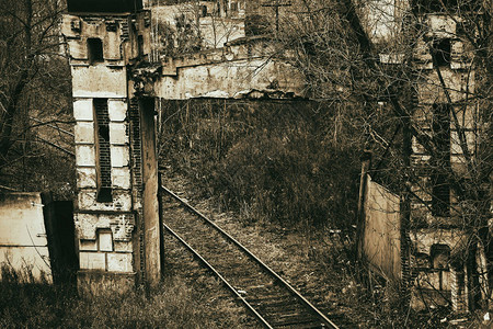 阴沉的秋日废弃的旧火车站图片