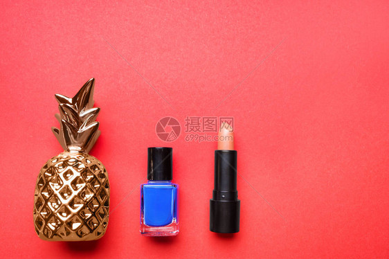 颜色背景上的口红指甲油和菠萝图片