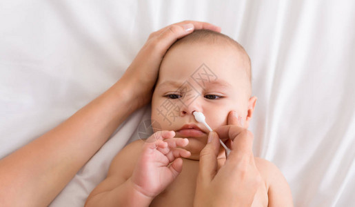 新生儿卫生母亲用棉布洗鼻毛缝合等图片