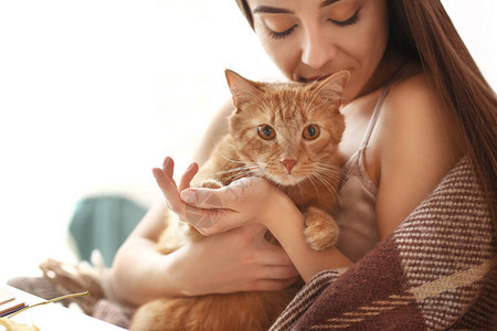 有可爱猫的女图片