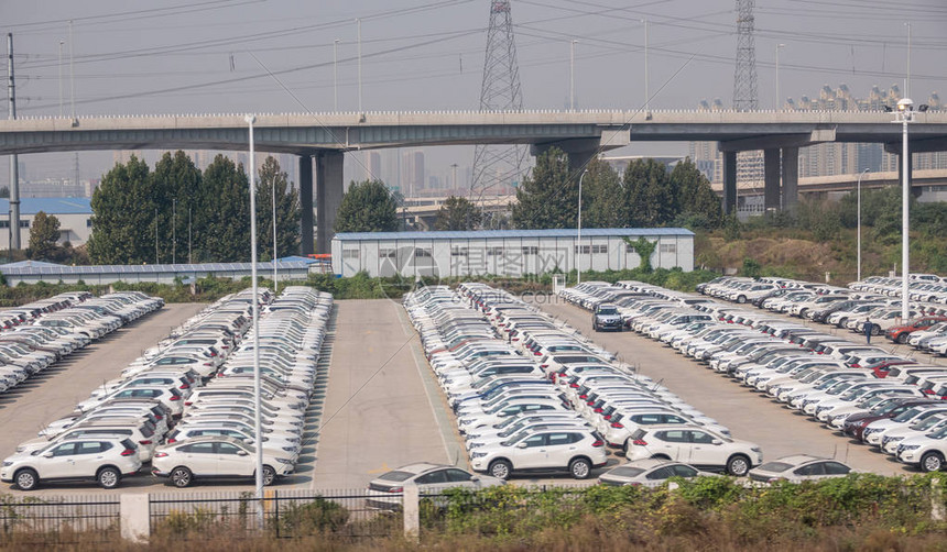 数千辆新的白新车准备在郑周东交图片
