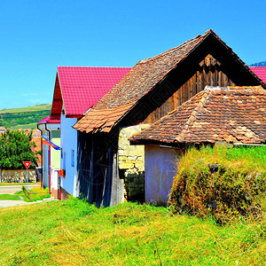 罗马尼亚特兰西瓦尼亚州Jibert村典型的农村景观和农民住房图片