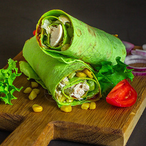 currito以肉和蔬菜包装绿色玉米包装顶部视图图片