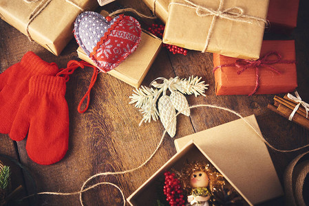 圣诞节打开有一个小天使玩具的礼品盒和很多圣诞礼物盒圣图片