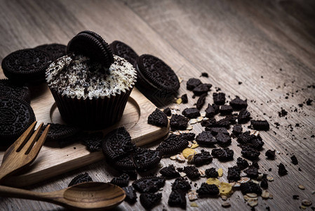 土制黑巧克力蛋糕夹着巧克力饼干图片
