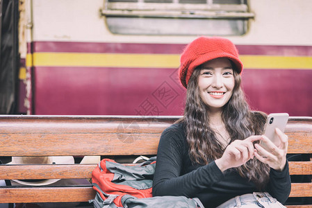 亚洲女旅行者在泰国曼谷Hua图片