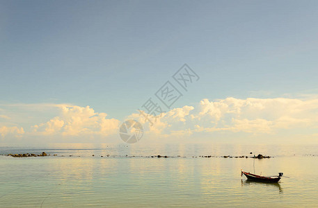 早上在蓝天下的小船和大海的风景图片