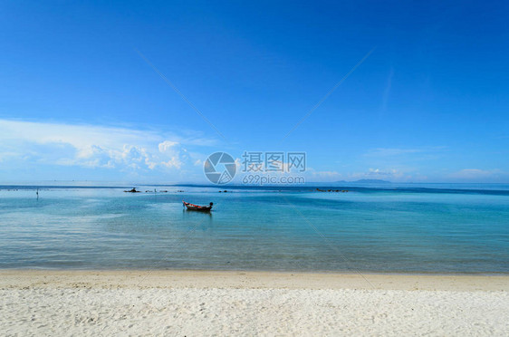 早上在蓝天下的小船和大海的风景图片