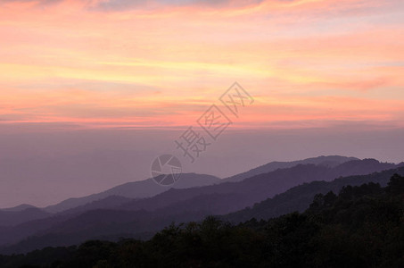 泰国清迈区的高山和天空多云景观图片