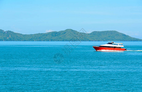 早上在蓝天下与红船和大海的风景图片