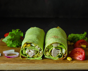 带有肉类和蔬菜玉米包装的currito绿色菠菜包装顶部视图图片