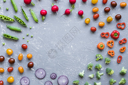 新鲜有机蔬菜框架Radish绿豆西兰花西红柿和灰底洋葱图片