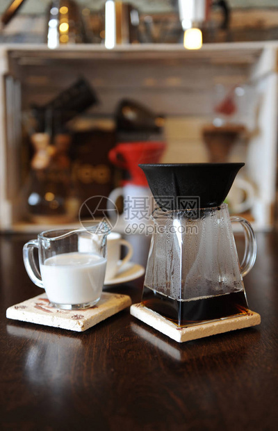 在玻璃杯上的黑色无纸多孔陶瓷过滤器中制作咖啡杯和图片