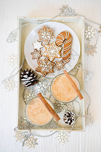 圣诞自制鸡蛋和姜饼干在白色背景上图片