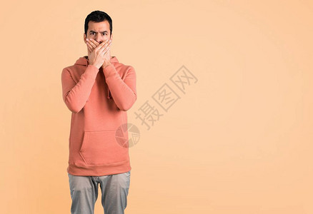 穿着粉红色运动衫的人用双手张着嘴说一些不适当的话图片