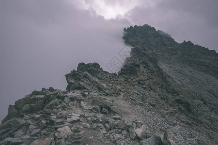 Rysy山的美丽山峰被薄雾覆盖图片