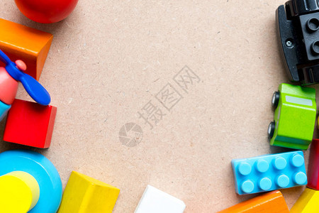五颜六色的儿童玩具框架作为框架的木制背景孩子和学习的概念图片