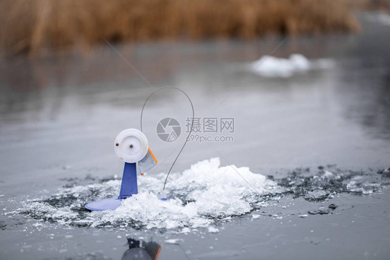 在冰冻湖的冰上捕冬图片