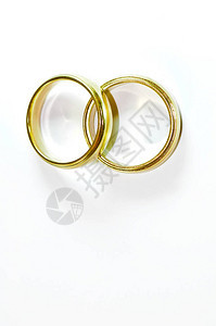 在白色的金色结婚戒指图片