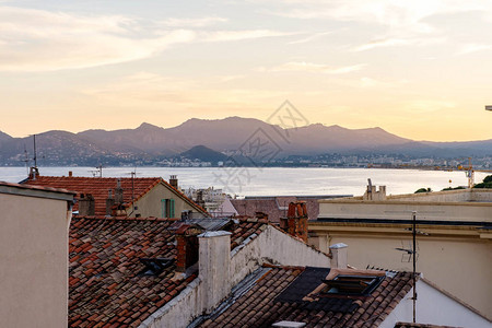 从戛纳的一座小山上远眺地中海美丽的全景拍摄广角拍摄背景图片