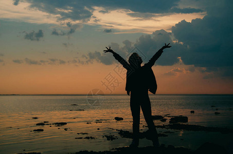 在黄昏海滩上与夕阳对日落较晚图片