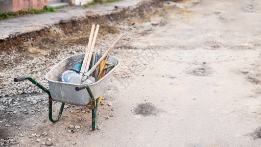 道路中间有工作具修路工程图片