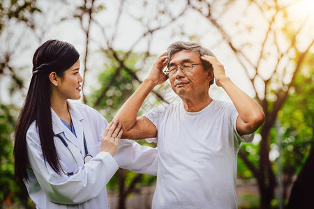 友好的医生在医院花园里照顾老人医疗保健图片