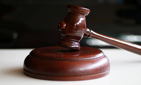 法庭,木制法官锤用于法庭背景