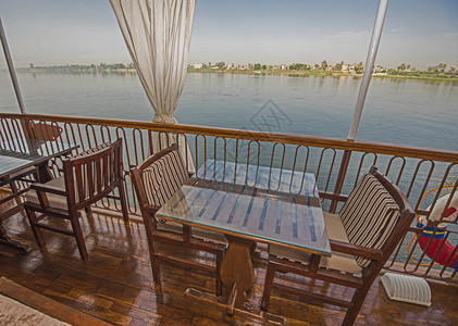 尼罗河游船日光浴平台上的座椅和桌子图片