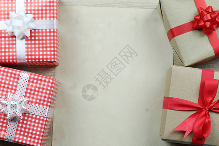 棕色礼品盒和用于圣诞装饰的旧设备纸图片