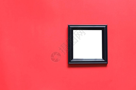 红色画纸背景上的黑照片框用于设计圣图片