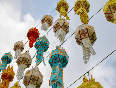 用于新年庆典的多彩泰国传统挂灯图片