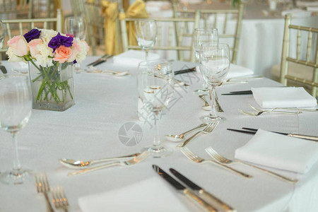 华丽的婚礼桌椅布置适合精致用餐图片
