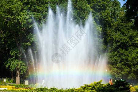 在喷水泉背景的彩虹图片