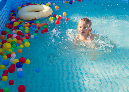 孩子男孩在小婴儿poolinfant游泳和飞溅中玩耍快乐的男婴在炎热的夏日玩水具一家人在图片