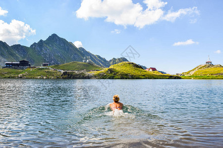 女孩在位于罗马尼亚Transfagarasan路口的Bale图片