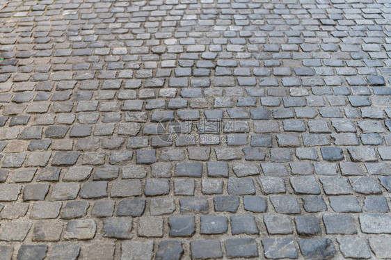 欧洲老城的深色铺路石巷道图片
