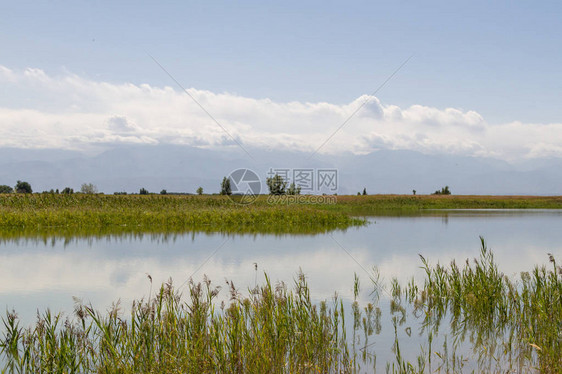 云中山脉背景中的湖泊景观图片