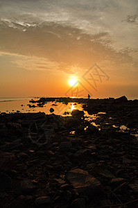 夕阳在沙滩上图片