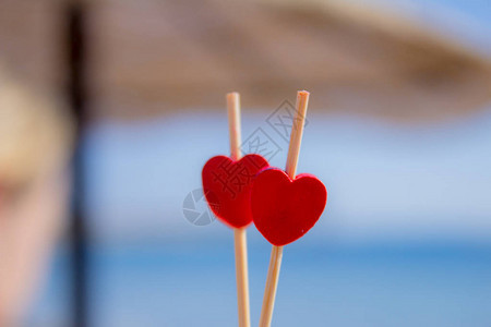 红心作为情人节礼物心是坠入爱河海沙滩伞情人节背图片