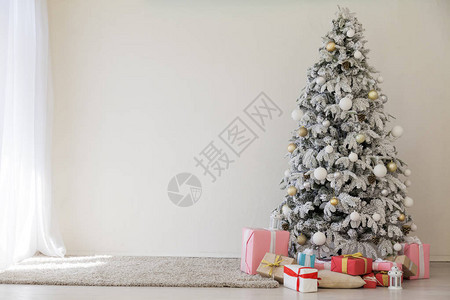 圣诞树带礼物加兰灯光图片