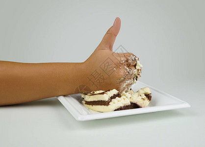 用手指向上的女手对蛋糕背景竖起大拇指好吃的蛋糕像蛋糕一样条纹巧克力蛋图片