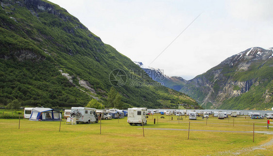 在挪威Geiranger的旅游者露营挪威与f图片