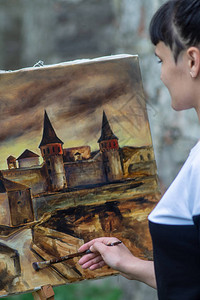 女艺术家画了一幅古老堡垒的图画KamianetsPodils图片